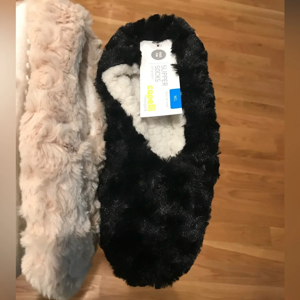 New 2 Pairs CAPELLI Faux Fur Pull-on Slipper Socks with Grippers size M/L NWT